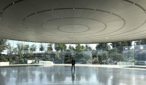 Một trong những điều tuyệt vời nhất của Steve Jobs Theater là mặt sàn lớn và không gian hoàn toàn mở. Ảnh: Theverge
