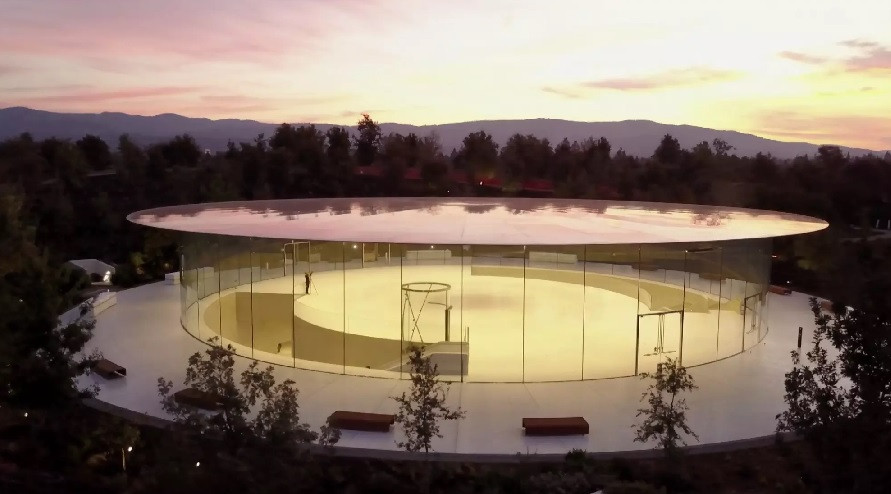 Căn phòng này được thiết kế tỉ mỉ với niềm tri ân chân thành tới vị cố CEO Steve Jobs và những lý tưởng ông đặt ra cho công ty cùng tính cầu toàn của mình. Ảnh: Theverge