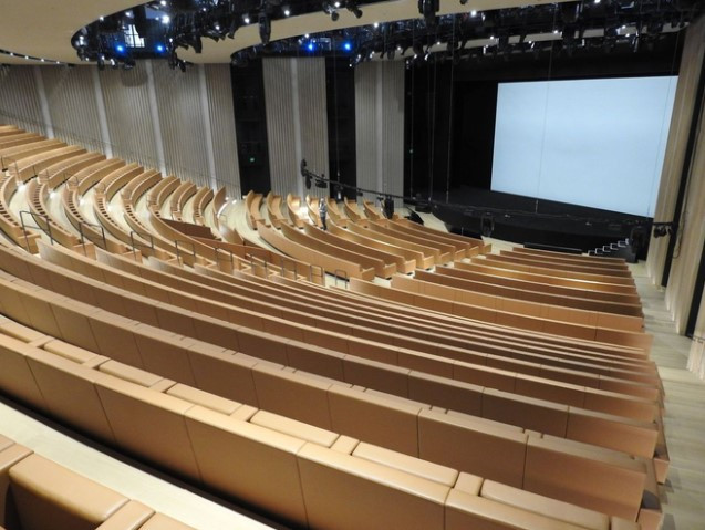 Toàn bộ diện tích của Steve Jobs Theater vào khoảng 15.500 m2, trong đó những khu vực như phòng trưng bày hay hội trường nằm sâu phía dưới mặt đất. Ảnh: Theverge