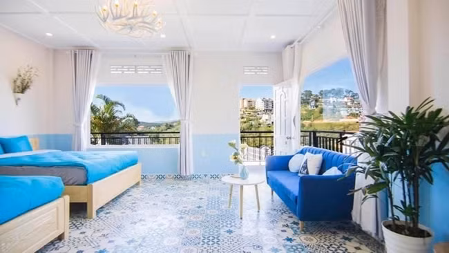 Phòng ngủ thiết kế mở, được tô điểm bởi nhiều chậu cây. Ảnh: Lao động