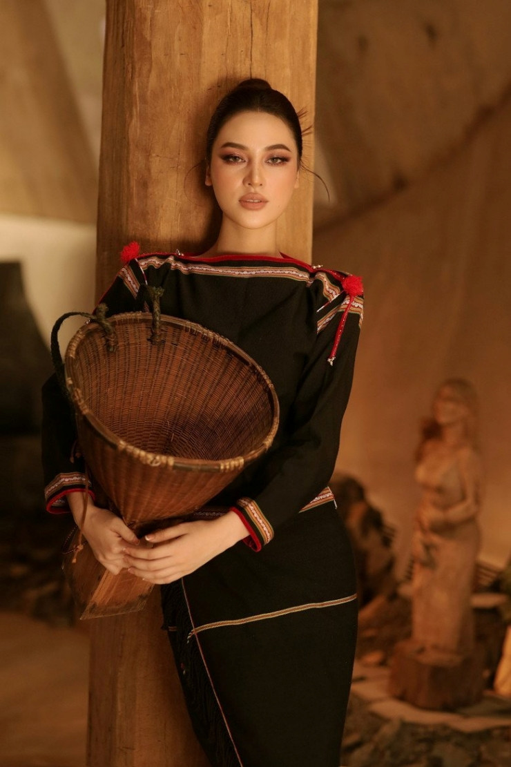 Cô sở hữu chiều cao 1m70 cùng gương mặt phảng phất chút lai Tây dù cô là người Việt Nam 100%.