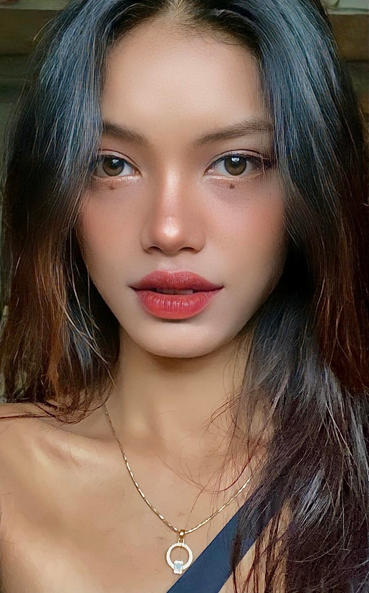 H Vi Ktla cũng nổi bật với đường nét gương mặt lạ, sắc sảo.