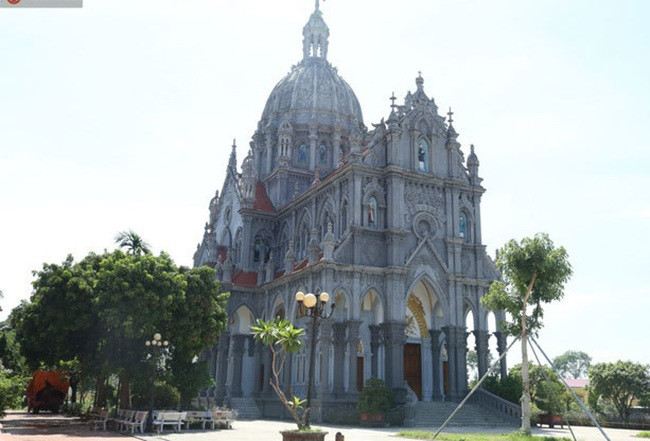 Người dân còn gom góp và xây ngôi nhà thờ với kinh phí hàng chục tỷ đồng. Ảnh: Tổ quốc