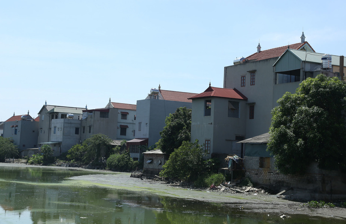 Những ngôi nhà khang trang, bề thế mọc san sát nhau trong ngôi làng buôn thịt lợn. Ảnh: Tổ quốc