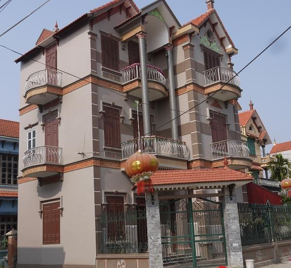 Trước đây, xung quanh làng Miêng Thượng bốn bề là đồng ruộng và những căn nhà cấp bốn lụp xụp. Nhưng, giờ đây đến Miêng Thượng có cảm giác đang đi giữa một khu phố toàn biệt thự. Cafeland