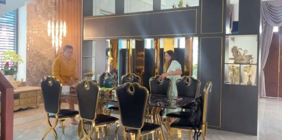 Hầu hết các vật dụng đều theo tông đất cực trang nhã. Ảnh: chụp màn hình