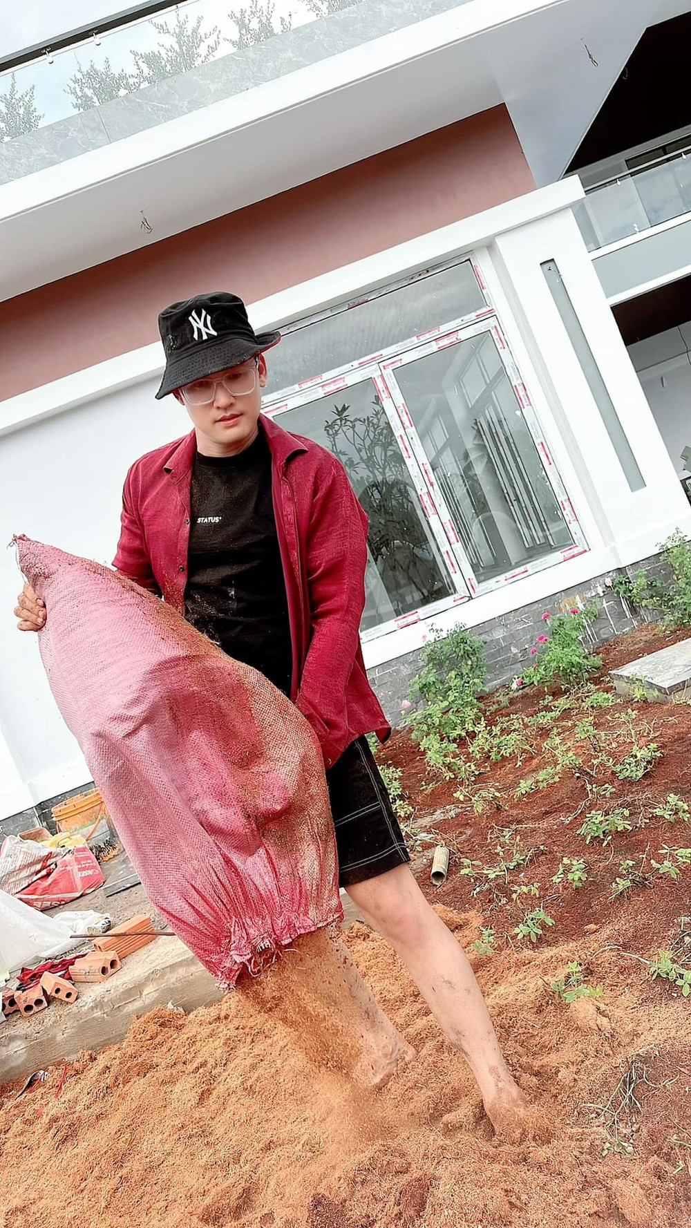 Hà Trí Quang tự tay xới đất, trồng cỏ, bón phân và chăm bón cho thảm thực vật xanh xung quanh nhà. Ảnh: FB Đỗ Hà Trí Quang