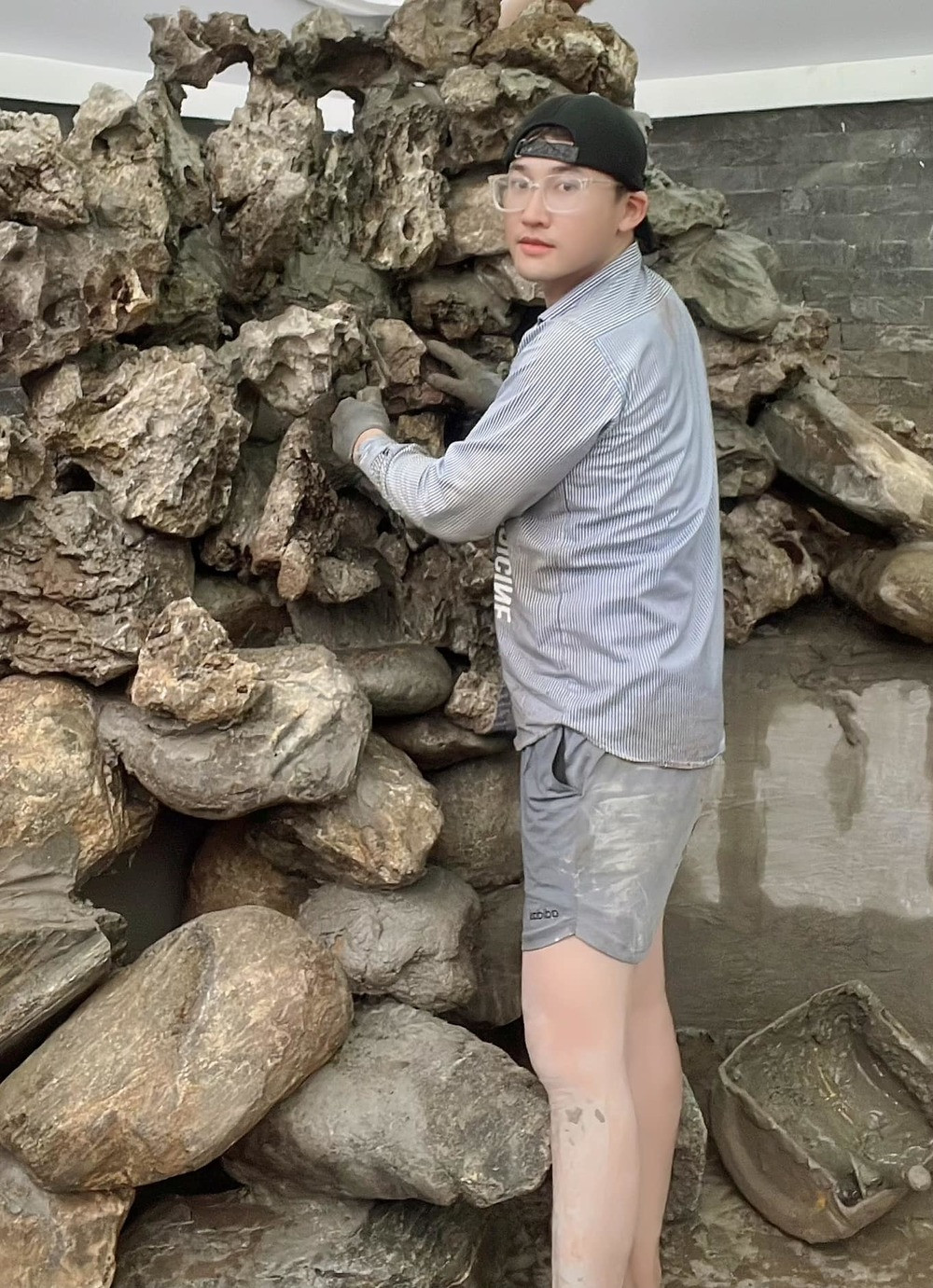 Nam diễn viên còn tự tay làm thợ xây, hoàn thành hồ cá lớn trước nhà. Ảnh: FB Đỗ Hà Trí Quang