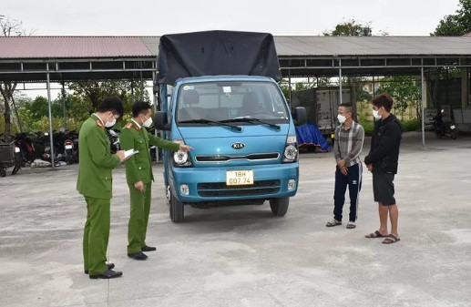 2 nguoi dan ong dung xe oto trom cap trau chan tha tren dong