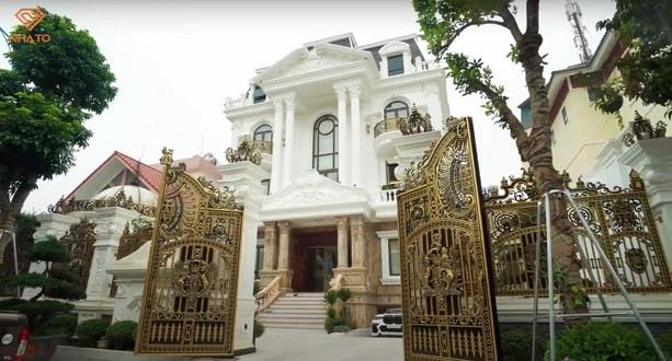 Căn biệt thự rộng 500m2, bên ngoài mang theo phong cách tân cổ điển với hai màu vàng và trắng làm chủ đạo.