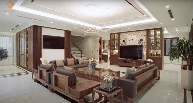 Nổi bật nhất là bộ sofa cực lớn với bàn được làm từ gỗ óc chó và da bọc làm bằng da bò tót nhập khẩu từ Tây Ban Nha giá trị lên tới 1,5 tỷ đồng.