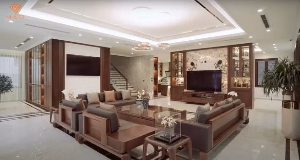 Nổi bật nhất là bộ sofa cực lớn với bàn được làm từ gỗ óc chó và da bọc làm bằng da bò tót nhập khẩu từ Tây Ban Nha giá trị lên tới 1,5 tỷ đồng.