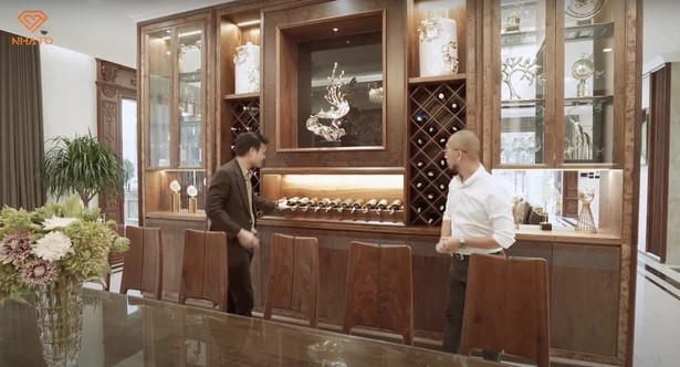 Tất cả nội thất ở phòng bếp như máy hút mùi, lò nướng... đều đến từ các thương hiệu nổi tiếng thế giới.