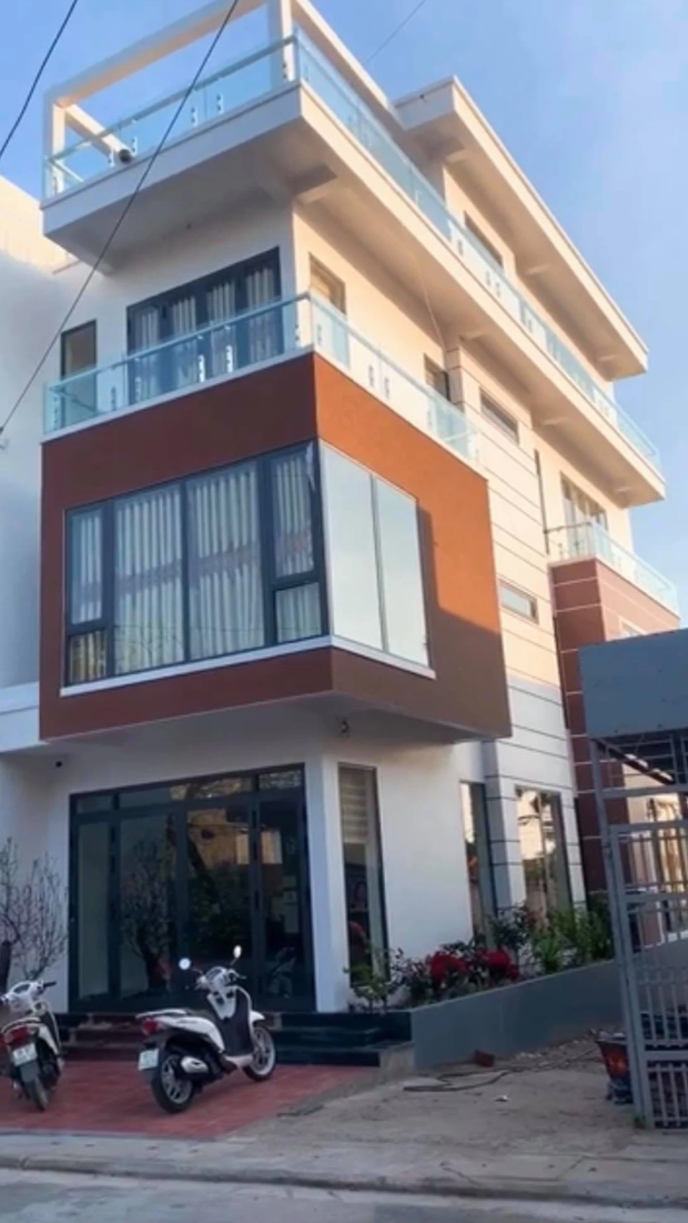 Căn nhà cấp 4 cũ được thay bằng biệt thự trắng 4 tầng rộng lớn.