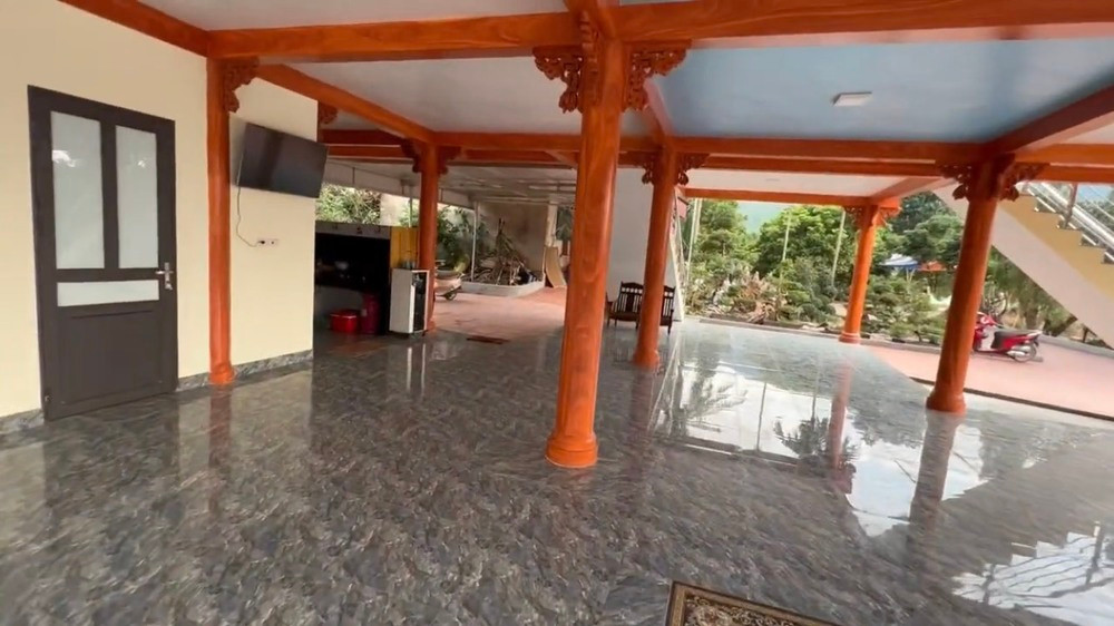 Căn nhà có tổng cộng 4 phòng trên lầu và 1 phòng khách dưới tầng trệt. Khu vực sàn ở dưới cũng được xây rộng rãi với diện tích gần 170m2.