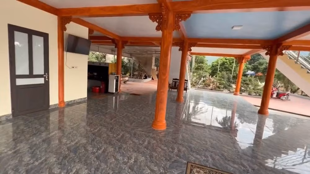 Căn nhà có tổng cộng 4 phòng trên lầu và 1 phòng khách dưới tầng trệt. Khu vực sàn ở dưới cũng được xây rộng rãi với diện tích gần 170m2.