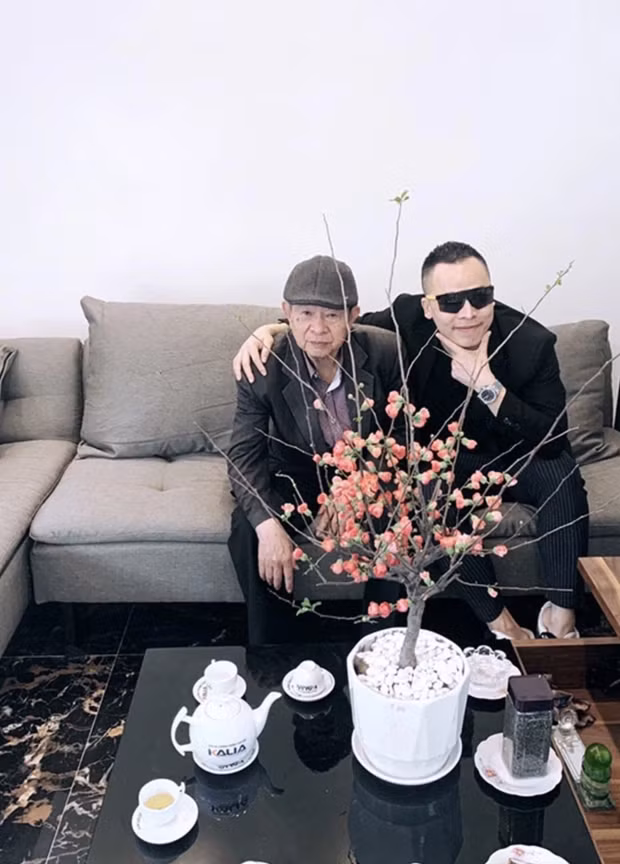 Bên trong nhà sang trọng và hiện đại. Có thể nói đây là căn nhà to nhất vùng, ai đi qua cũng phải ngước nhìn. Nguồn ảnh: FBNV, chụp màn hình