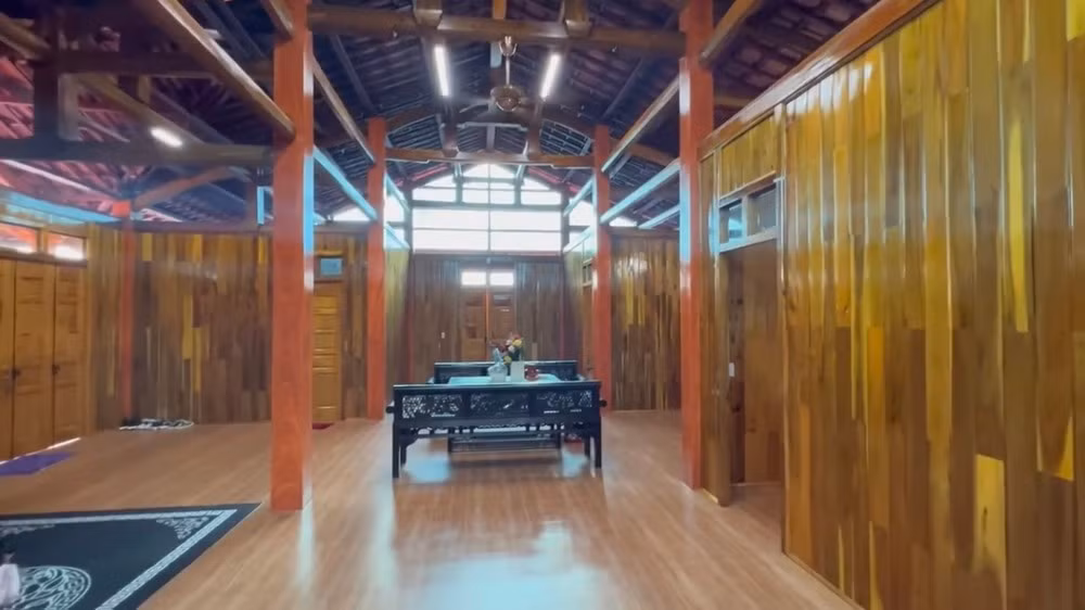 Không gian trong nhà rộng rãi và tráng lệ với diện tích 210m2.