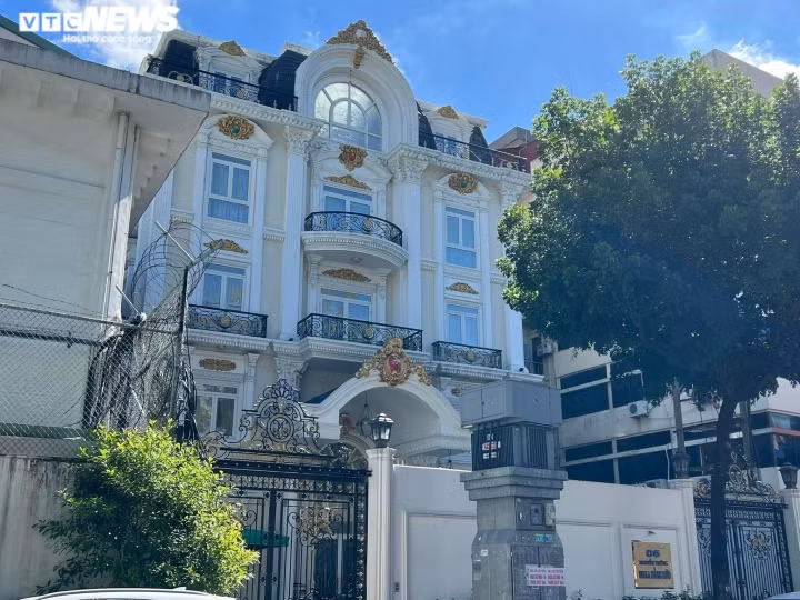 Nổi bật nhất là căn biệt thự 2.400m2 tcủa vợ chồng bà Nguyễn Phương Hằng giữa khu phố sầm uất bậc nhất Sài Gòn. Ảnh: VTCNews