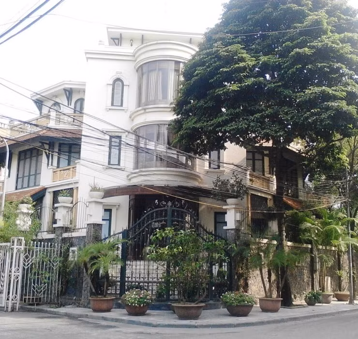 Trước khi bị bắt, bầu Kiên khiến nhiều người phải ngưỡng mộ khi sở hữu một biệt thự riêng với tổng diện tích khoảng 500m2 ven hồ Tây (Hà Nội). Ảnh: Dân Việt