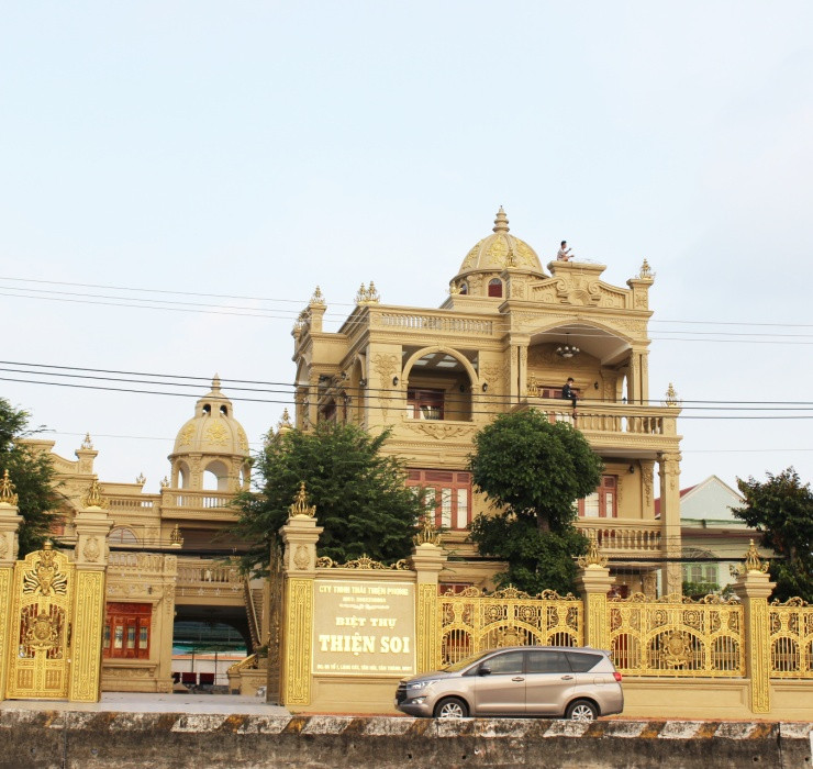 Cuối năm 2020, đại gia Thiện Soi (Lê Thái Thiện) bị công an bắt giữ vì cho vay lãi nặng và rửa tiền. Vị đại gia này sở căn biệt thự nguy nga nằm nổi bật trên con đường Quốc lộ 51 (đoạn qua thị xã Phú Mỹ, huyện Tân Thành, tỉnh Bà Rịa - Vũng Tàu)... Ảnh: Dân Việt