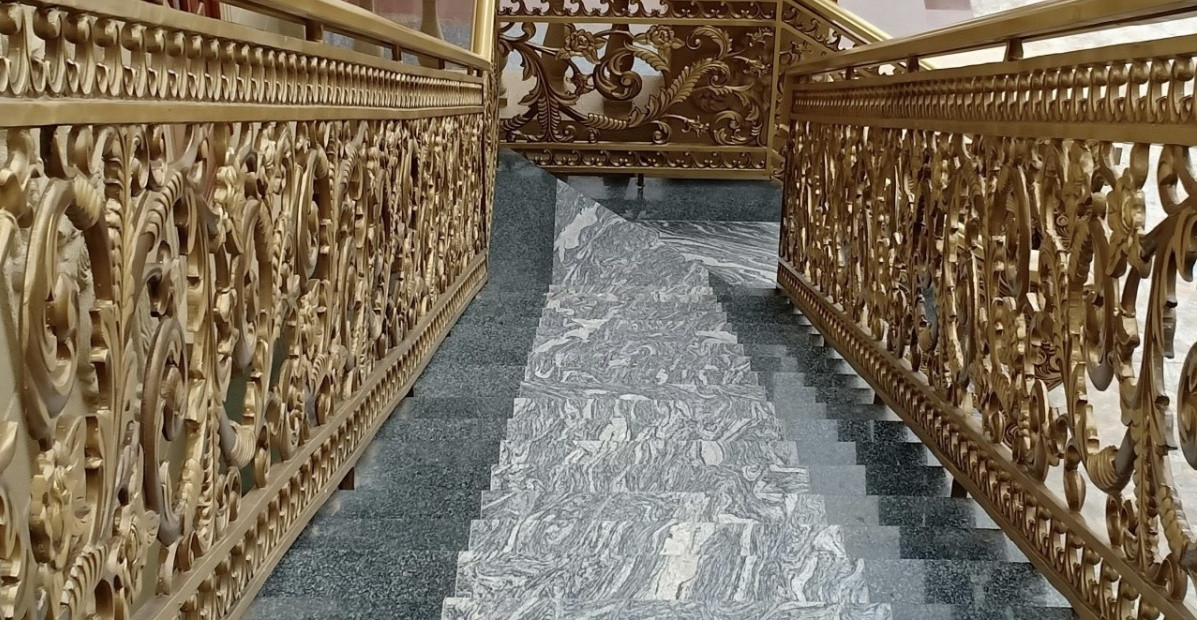 Hệ thống tay vịn cầu thang nổi bật với những họa tiết cầu kỳ. Ảnh; VOV