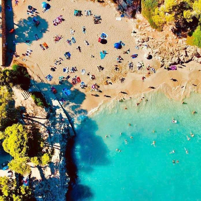 Mùa hè từ tháng 6 đến tháng 8 là thời điểm đông du khách nhất, trong đó có hoàng gia Tây Ban Nha và nhiều sao nổi tiếng chọn nơi này làm điểm nghỉ dưỡng. Ảnh: Facebook