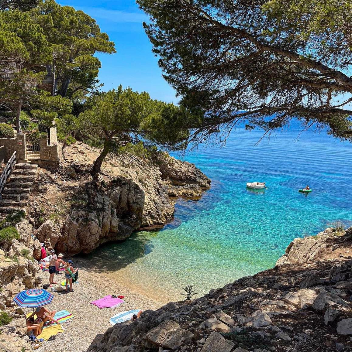 Hòn đảo Mallorca có khi hậu ấm áp, nắng vàng, bờ biển xanh trong và bãi cát trắng mịn. Ảnh: Facebook