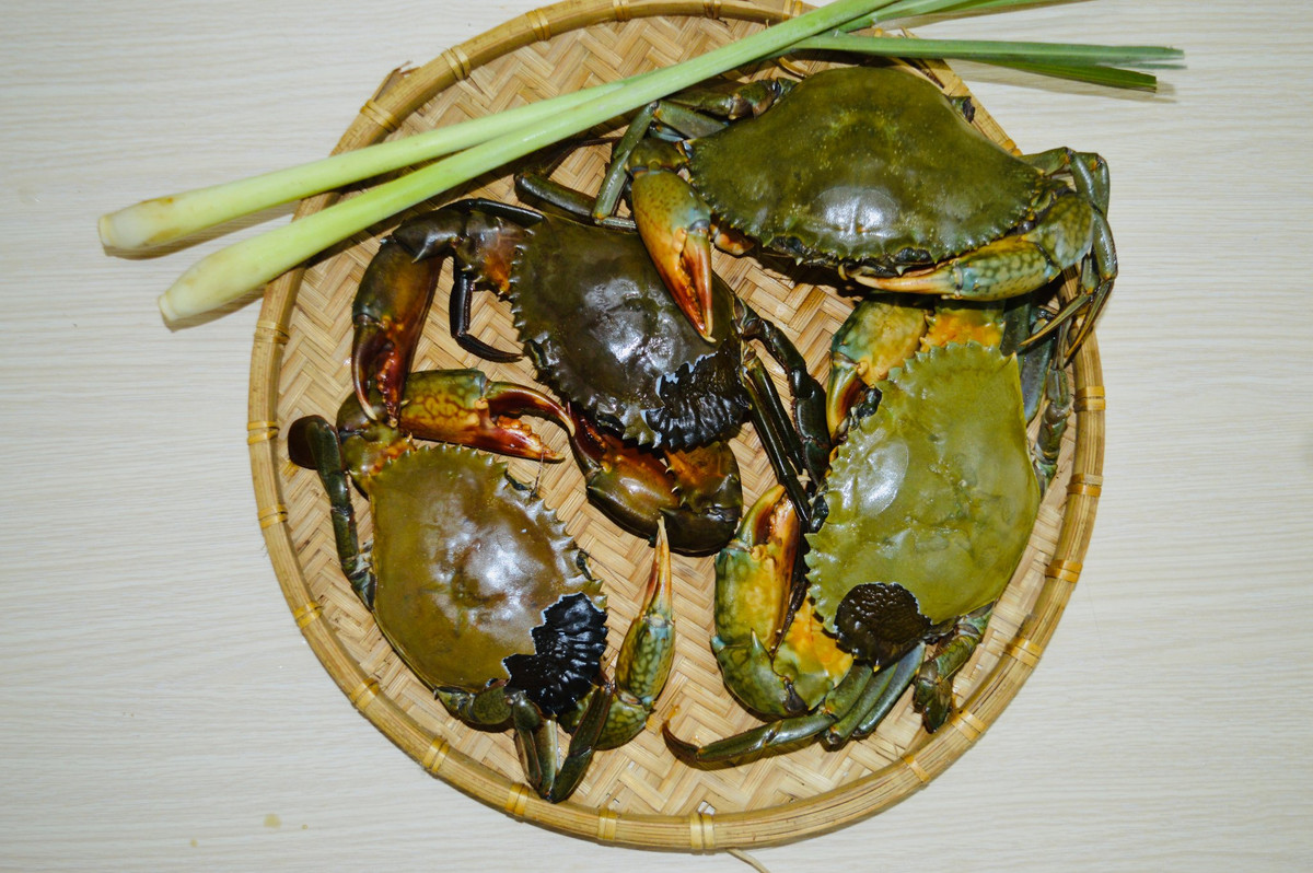 Cua cốm tự nhiên bụng thường sậm màu, có thể xanh rêu hoặc nâu đất. Ảnh: Facebok