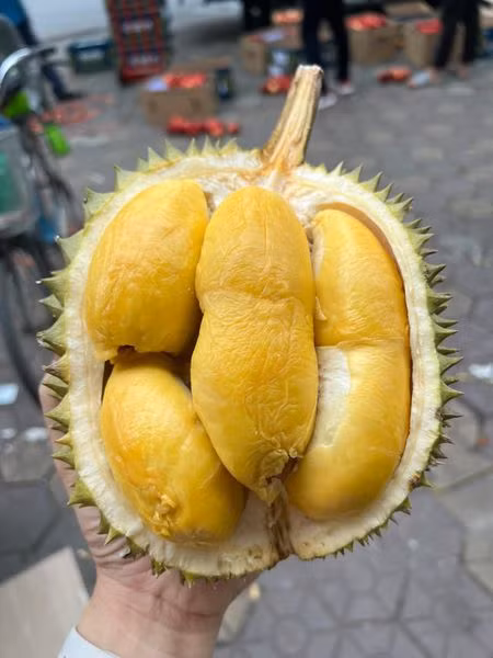 Theo người bán, cơm sầu riêng Musang King có bán quanh năm vì là hàng nhập khẩu, được cấp đông, đóng thành khay. Ảnh: Facebook