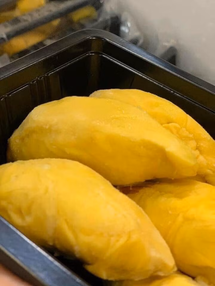 Cơm sầu riêng Musang King mềm dẻo, màu vàng như nghệ và vị ngọt đậm đà, hạt lép. Ảnh: Facebook