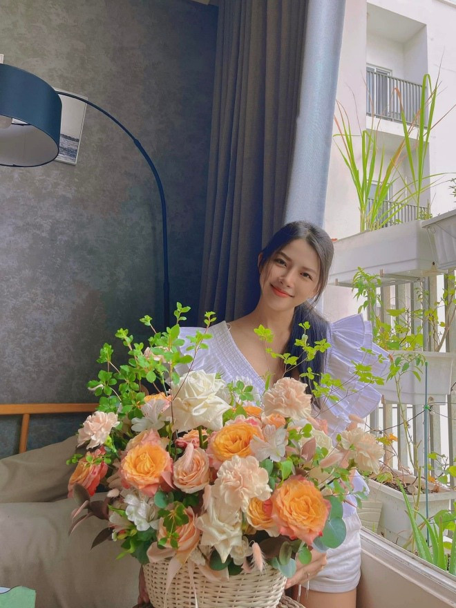 Từ lúc về Nha Trang, vợ chồng nam nhạc sĩ thường xuyên khoe ban công nhỏ 1m2 nhưng trồng đủ các loại cây, rau xanh.