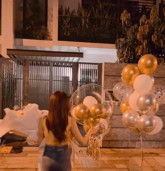 Mới đây, Minh Hằng bất ngờ chia sẻ hình ảnh được Hoàng Thuỳ Linh đến mừng sinh nhật. Ảnh chụp màn hình