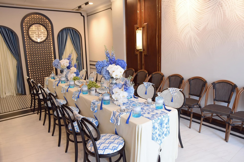 Một góc căn biệt thự khi trang trí trong lễ ăn hỏi. Ảnh: Kiếng Cận