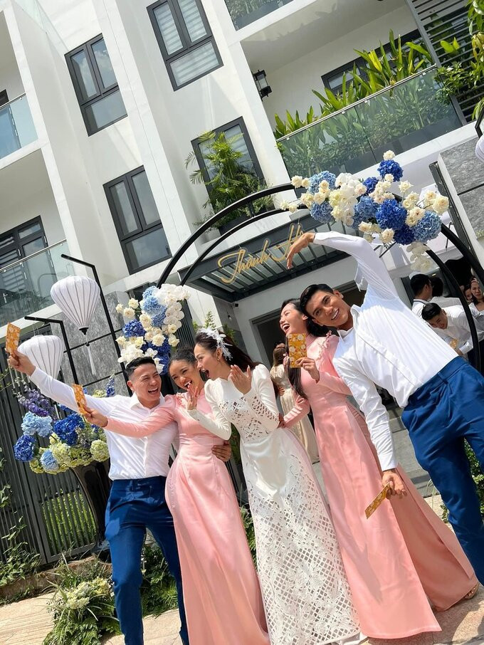 Căn biệt thự có kiểu dáng giống hệt những nhà cạnh bên. Khu vực này có an ninh nghiêm ngặt, bảo vệ kiểm soát người ra vào. Ảnh: Kiếng Cận