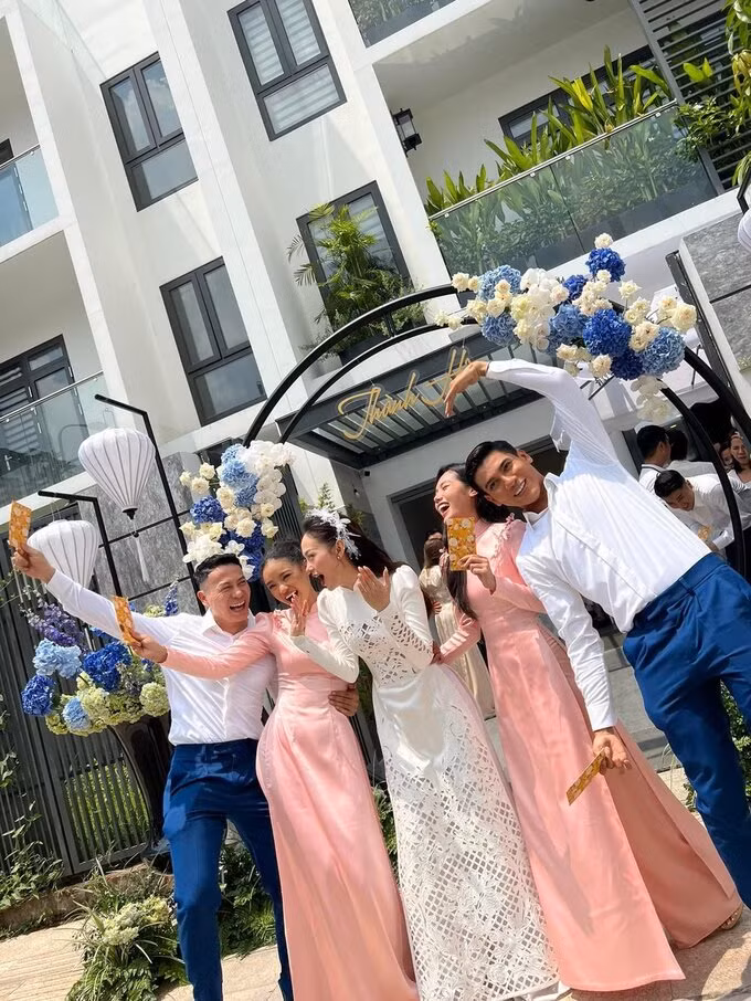 Căn biệt thự có kiểu dáng giống hệt những nhà cạnh bên. Khu vực này có an ninh nghiêm ngặt, bảo vệ kiểm soát người ra vào. Ảnh: Kiếng Cận