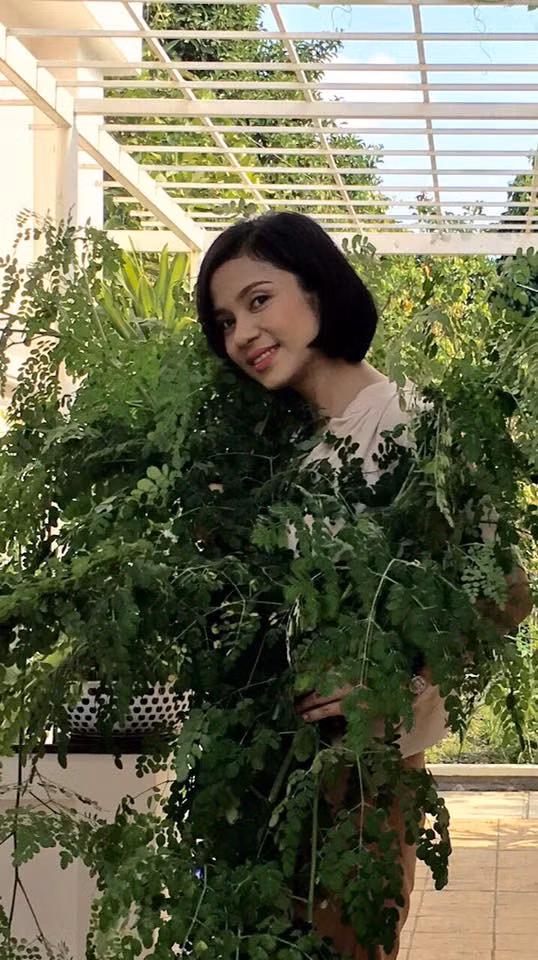 Nữ diễn viên dành nhiều thời gian chăm sóc khu vườn.