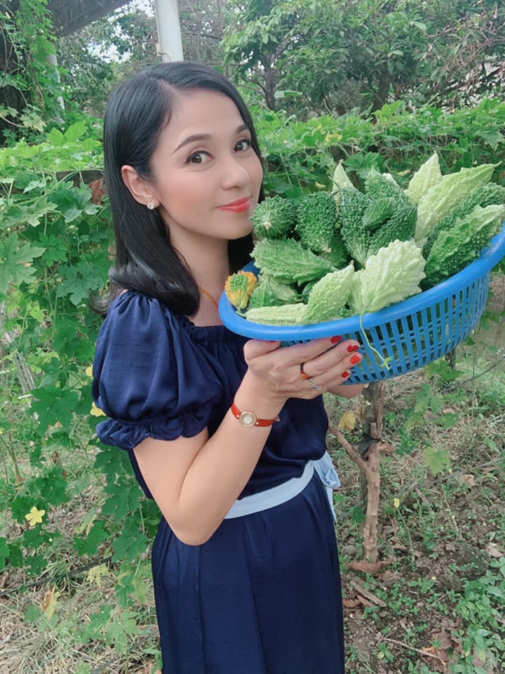 Trên trang cá nhân, diễn viên Việt Trinh liên tục khoe những khung ảnh thu hoạch nông sản, tự ví mình như một người nông dân thực thụ.
