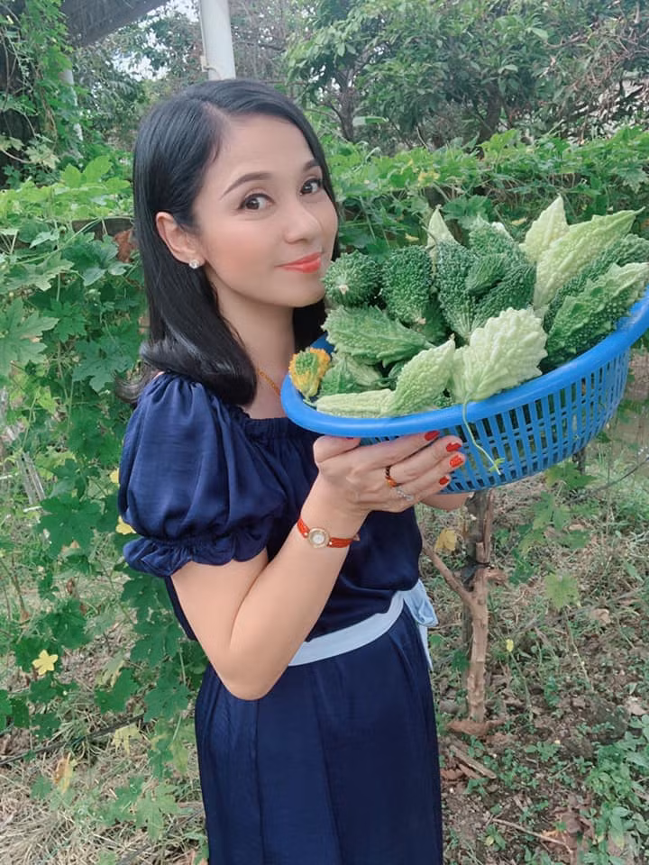 Trên trang cá nhân, diễn viên Việt Trinh liên tục khoe những khung ảnh thu hoạch nông sản, tự ví mình như một người nông dân thực thụ.