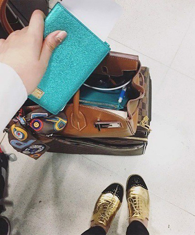 Cô sở hữu nhiều sản phẩm đến từ các thương hiệu nổi tiếng như Chanel, Dior, Gucci, Salvatore...Ảnh: FB Nguyễn Anh Sa