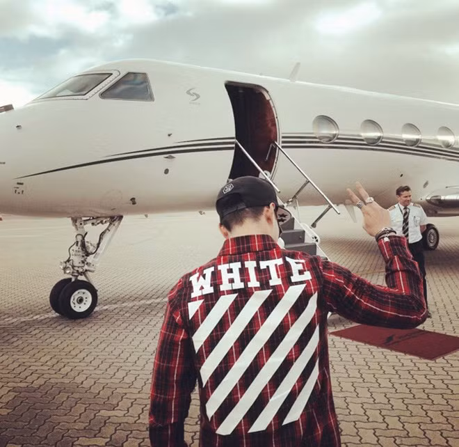 Cuộc sống riêng tư của Denis Do qua hình ảnh đăng tải thể hiện sự vương giả và xa xỉ. Anh thường xuyên chia sẻ những chuyến du lịch cùng bạn bè trong căn nhà cực kỳ đắt đỏ. Ảnh: FBNV