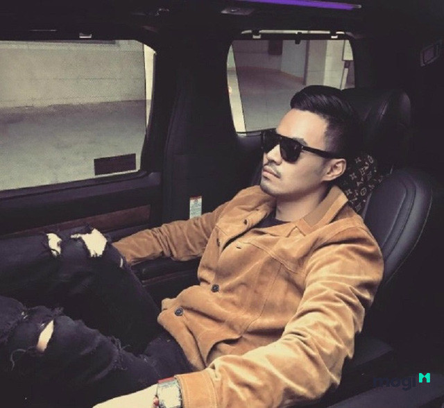 Đỗ Hoàng Minh (Denis Do) - con trai cả của doanh nhân Đỗ Anh Dũng từng sinh sống, học tập 12 năm tại Pháp, tốt nghiệp Đại học Sorbon danh tiếng hàng đầu nước Pháp và nhận bằng MBA tại New York (Mỹ).