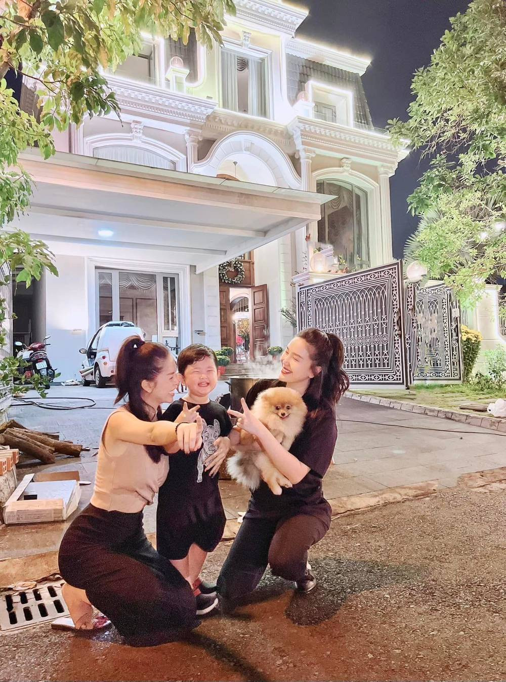 Trước đây, ca sĩ Bảo Thy cũng nhiều lần hé lộ không gian căn biệt thự. Từ bên ngoài cũng thấy được độ sang trọng của ngôi nhà. Ảnh: FB Bảo Thy