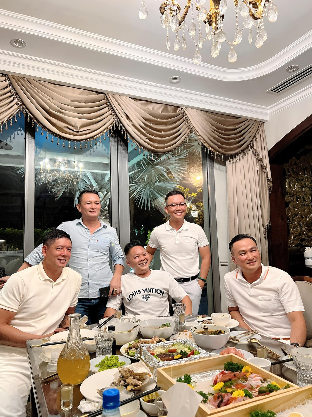 Chỉ một góc gian bếp đã được đầu tư đắt giá, từ bàn ăn đến rèm cửa...Ảnh: FB Lý Thùy Chang