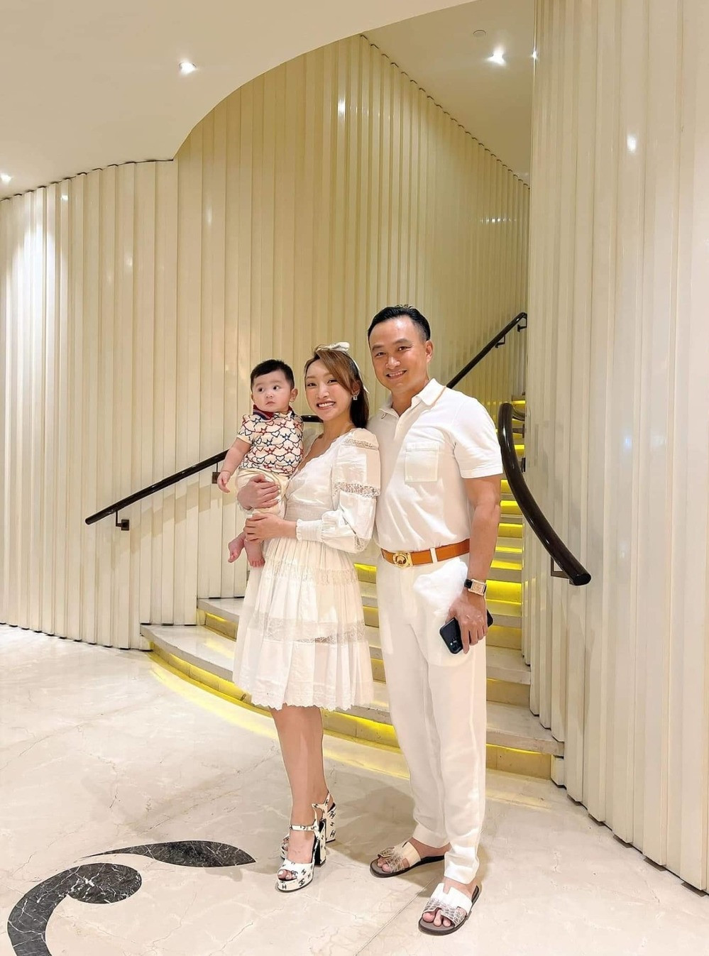 Góc cầu thang phần nào hé lộ không gian bên trong biệt thự của vợ chồng Bảo Thy cực kỳ bề thế. Ảnh: FB Lý Thùy Chang