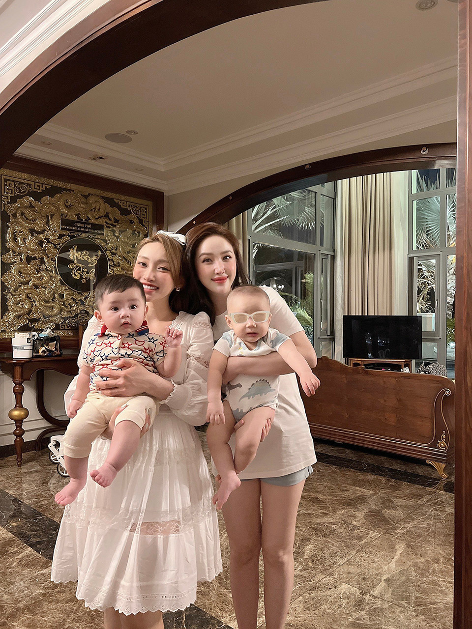 Nội thất gỗ bên trong được chạm trổ cầu kỳ. Ảnh: FB Lý Thùy Chang