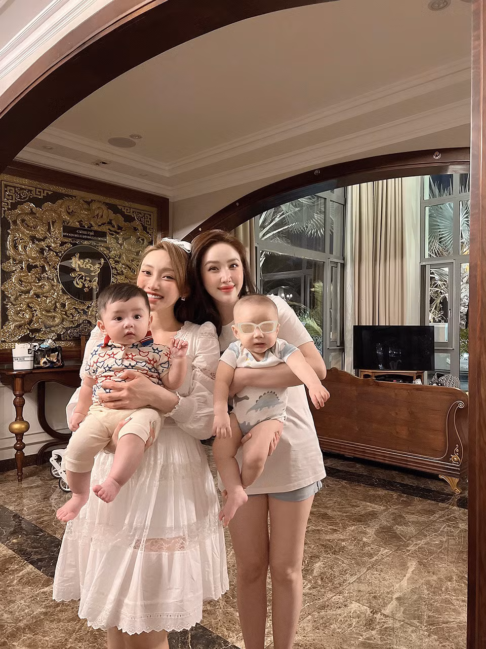 Nội thất gỗ bên trong được chạm trổ cầu kỳ. Ảnh: FB Lý Thùy Chang