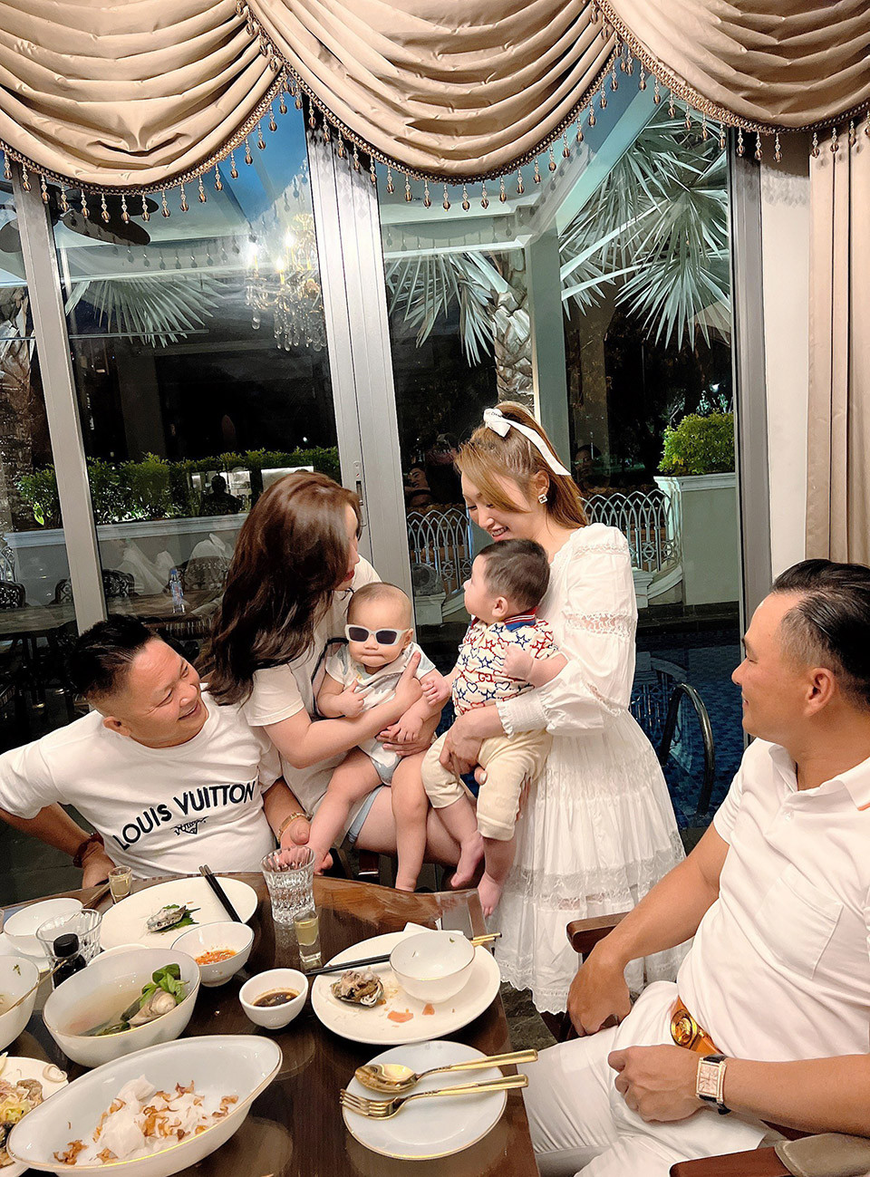 Biệt thự của Bảo Thy thiết kế theo phong cách châu Âu hiện đại, với gam màu trắng chủ đạo. Ảnh: FB Lý Thùy Chang