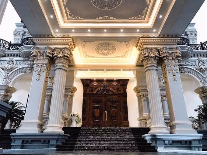 Trước thông tin này, Thu Hương bức xúc lên tiếng: "Nhà bố mẹ em đang ở mà hơn 1 tuần nay các page rao bán nhà em như nhà các bác vậy? Rảnh quá hay gì? Bị khùng hả". Ảnh: Facebook