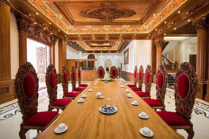 Không gian sinh hoạt chính của gia đình cũng mang hơi hướng cung điện thời xưa, với những chiếc ghế gỗ được chạm khắc tinh vi. Ảnh: Facebook
